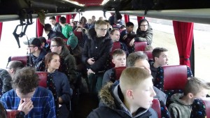 De bus is een rijdende vogelhut. Boomvalk-excursie Zeeland. Foto door Dirk-Jan Verboom