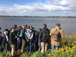 Wachten tot het de ringslang belieft weer tevoorschijn te komen. Foto Geco Stehouwer